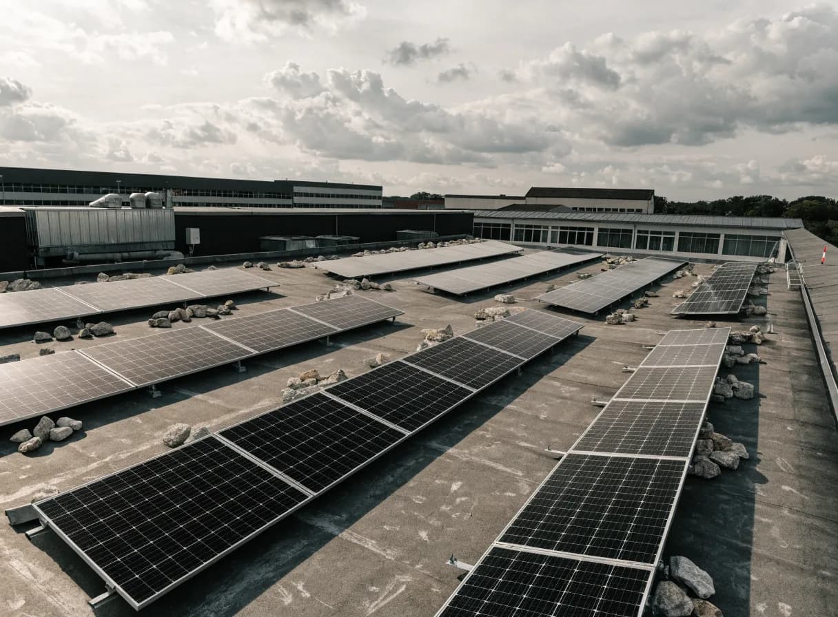 Photovoltaikanlage auf einem gewerblichen Flachdach