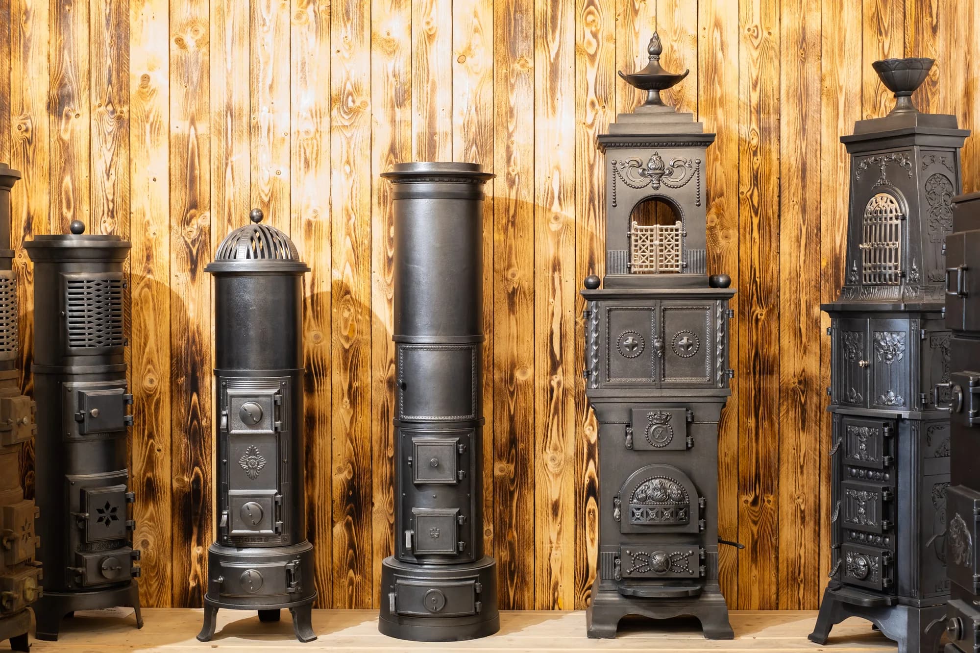 Reihe restaurierter historischer Gussöfen im Showroom in Ratingen
