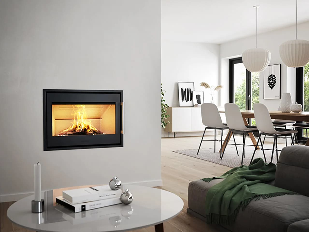 Flächenbündig in die Wand eingebaute Kaminanlage mit brennendem Feuer, dahinter ein heller offener Wohn- und Essbereich